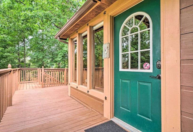 Central Sevierville Cabin W/ Hot Tub & Views!