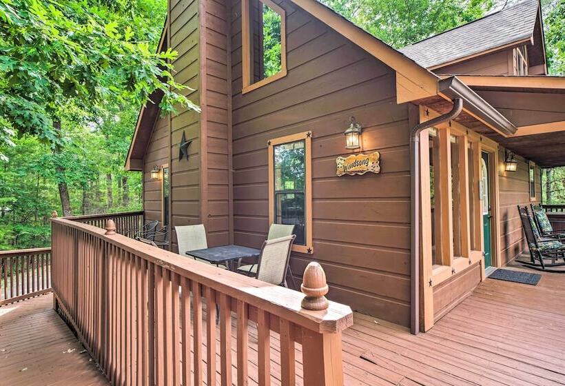 Central Sevierville Cabin W/ Hot Tub & Views!