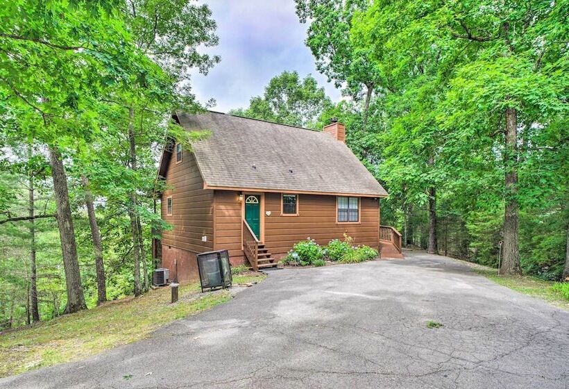 Central Sevierville Cabin W/ Hot Tub & Views!
