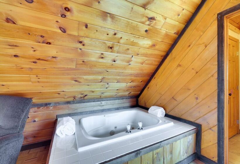 Central Sevierville Cabin W/ Hot Tub & Views!