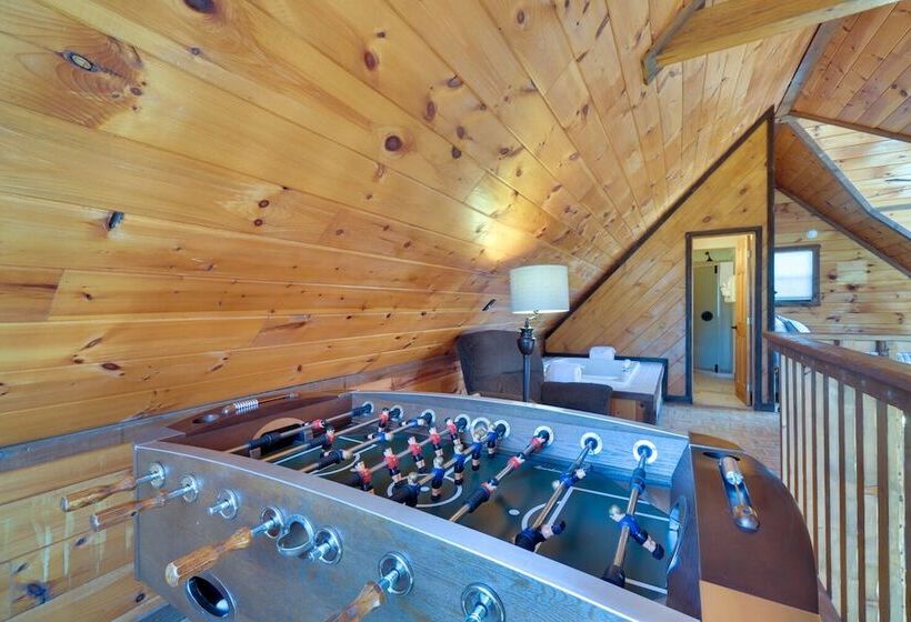 Central Sevierville Cabin W/ Hot Tub & Views!