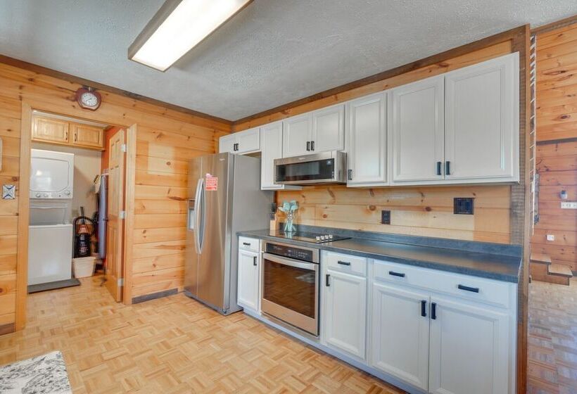 Central Sevierville Cabin W/ Hot Tub & Views!