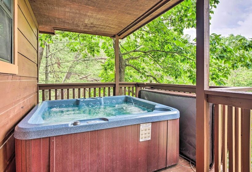 Central Sevierville Cabin W/ Hot Tub & Views!