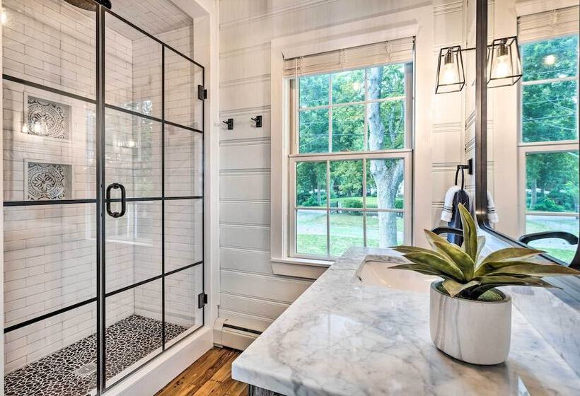 Charming Bristol Cottage W/ Private Beach!