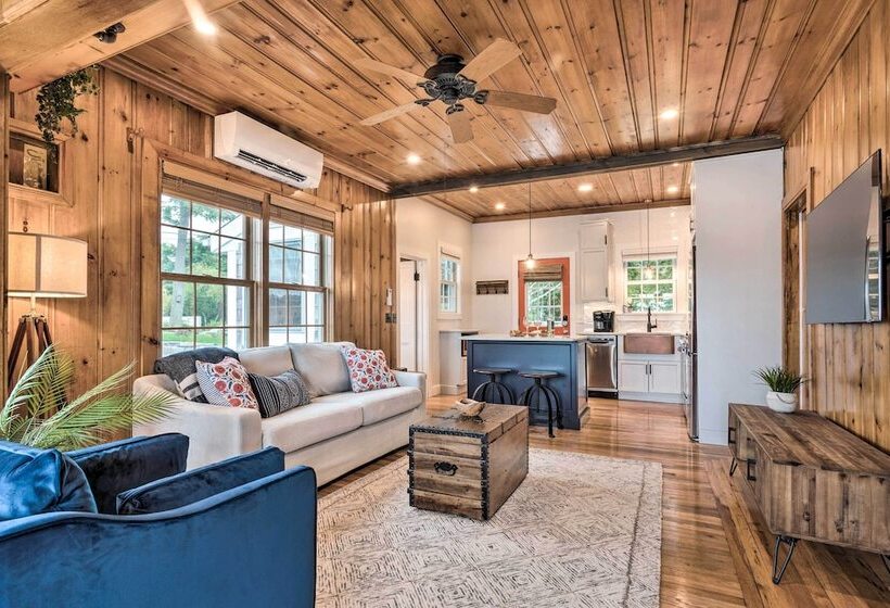 Charming Bristol Cottage W/ Private Beach!