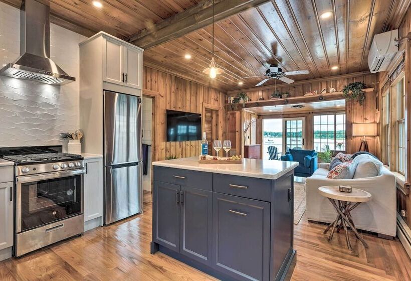 Charming Bristol Cottage W/ Private Beach!