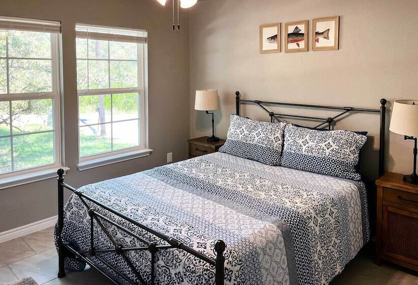 Charming Canyon Lake Home   Walk To Boat Ramp