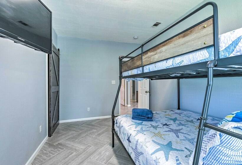 Charming Coastal Getaway, Near Beach & Pier!