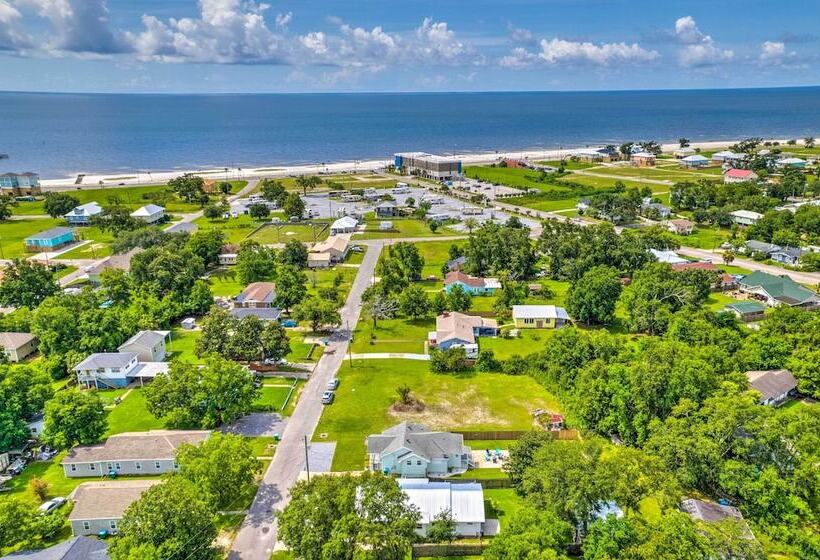Charming Coastal Getaway, Near Beach & Pier!