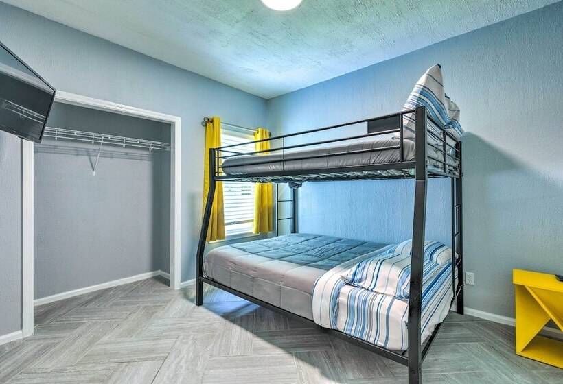 Charming Coastal Getaway, Near Beach & Pier!