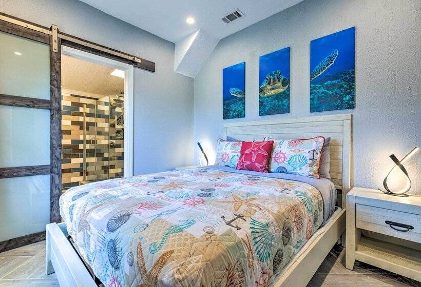 Charming Coastal Getaway, Near Beach & Pier!