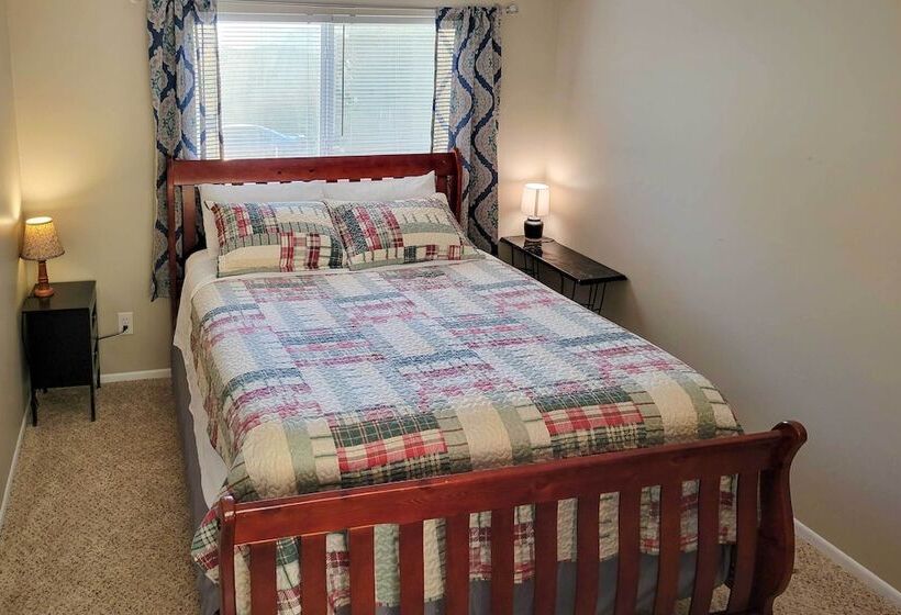 Charming Columbus Home ~ 7 Mi To Ohio State!