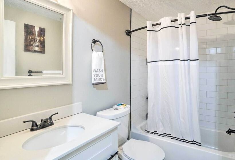 Charming Columbus Home ~ 7 Mi To Ohio State!