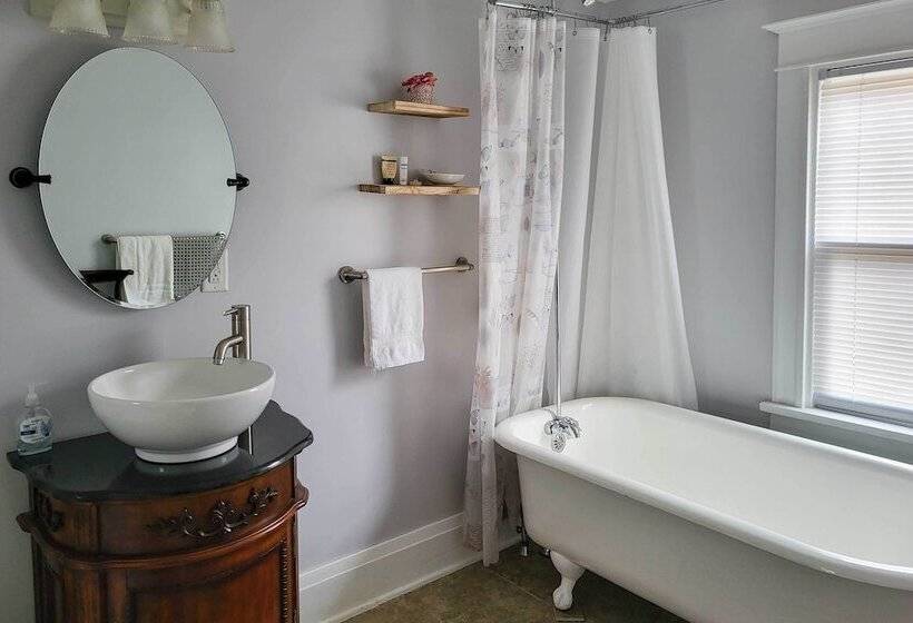 Walk To Lake Superior: Ontonagon Home W/ Fire Pit!