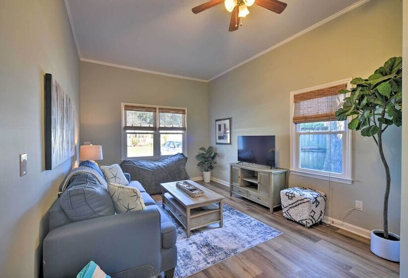 Charming House W/ Patio, 3 1/2 Mi To Beach!