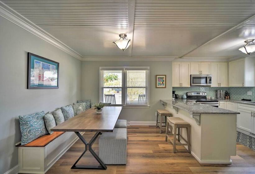 Charming House W/ Patio, 3 1/2 Mi To Beach!