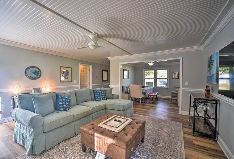 Charming House W/ Patio, 3 1/2 Mi To Beach!