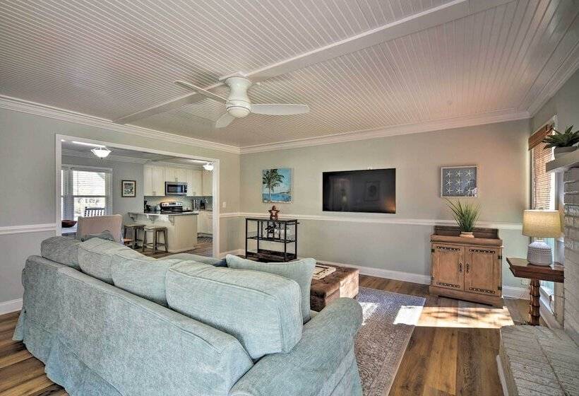 Charming House W/ Patio, 3 1/2 Mi To Beach!