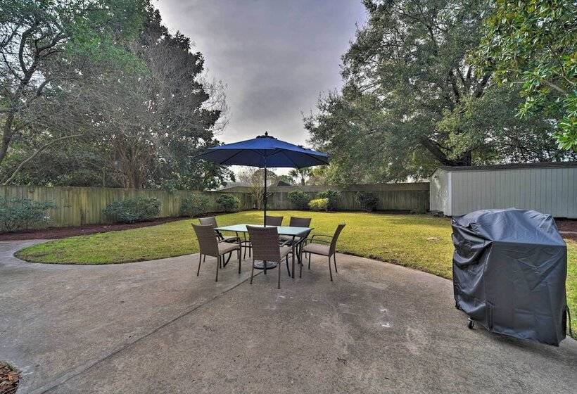 Charming House W/ Patio, 3 1/2 Mi To Beach!