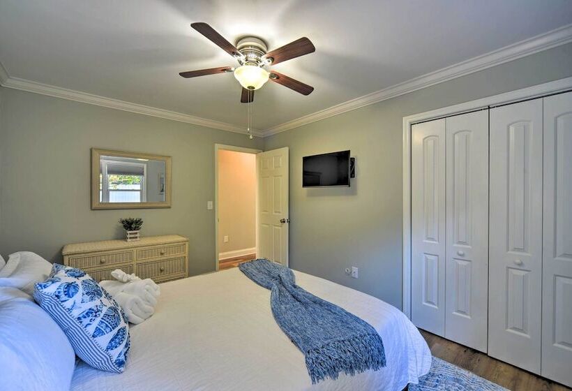 Charming House W/ Patio, 3 1/2 Mi To Beach!