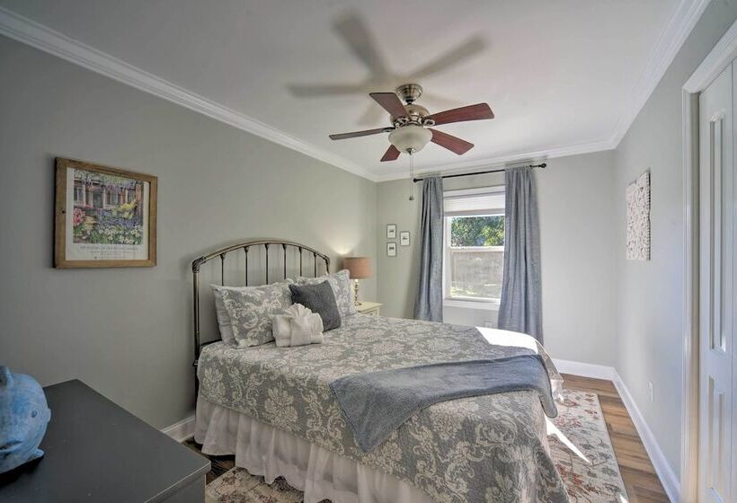 Charming House W/ Patio, 3 1/2 Mi To Beach!