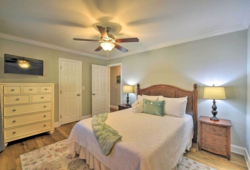 Charming House W/ Patio, 3 1/2 Mi To Beach!