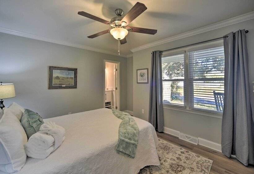 Charming House W/ Patio, 3 1/2 Mi To Beach!