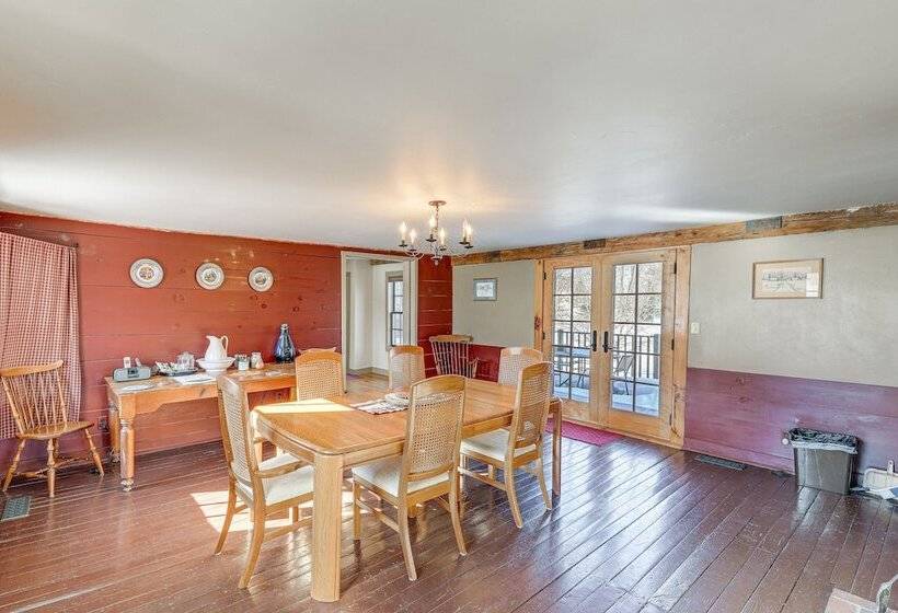 Charming Lovell Farmhouse   17 Acres W/ Mtn Views!