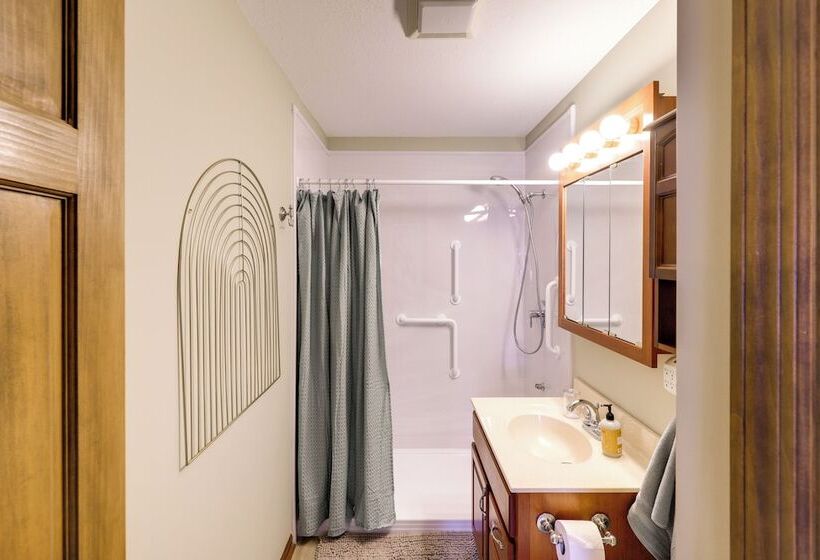 Charming Stanwood Home On Muskegon River!