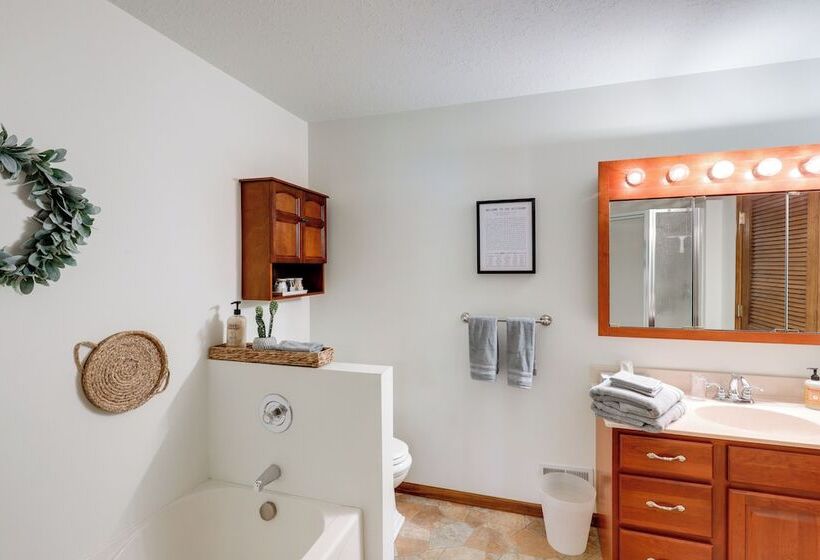 Charming Stanwood Home On Muskegon River!