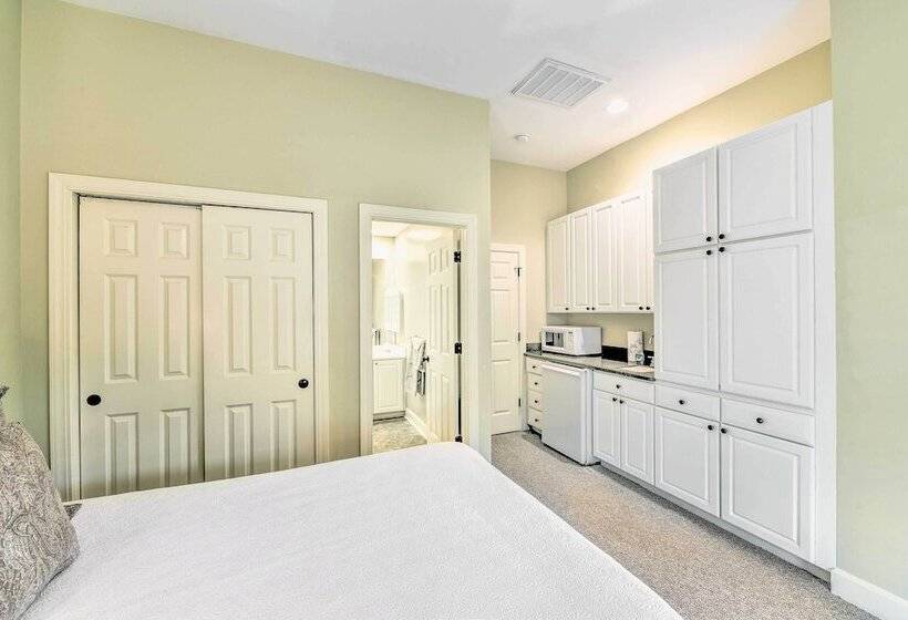 7 Mi To Beach: Bluffton Cottage W/ Furnished Patio