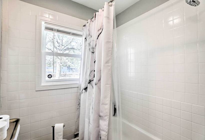 Chic Charleston Home Half Mile To Park Circle!