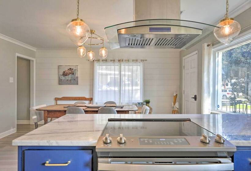 Chic Charleston Home Half Mile To Park Circle!