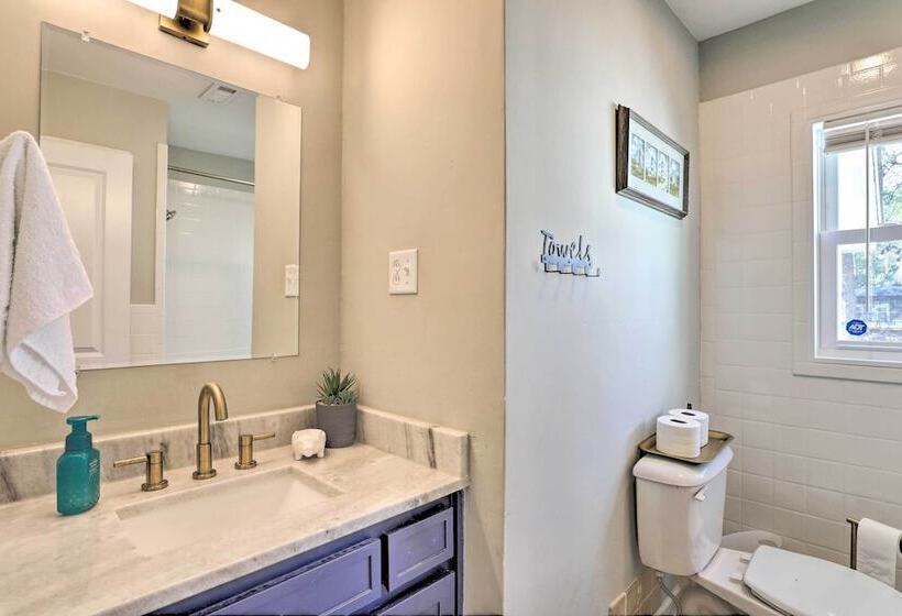 Chic Charleston Home Half Mile To Park Circle!