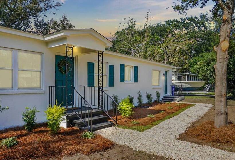 Chic Charleston Home Half Mile To Park Circle!