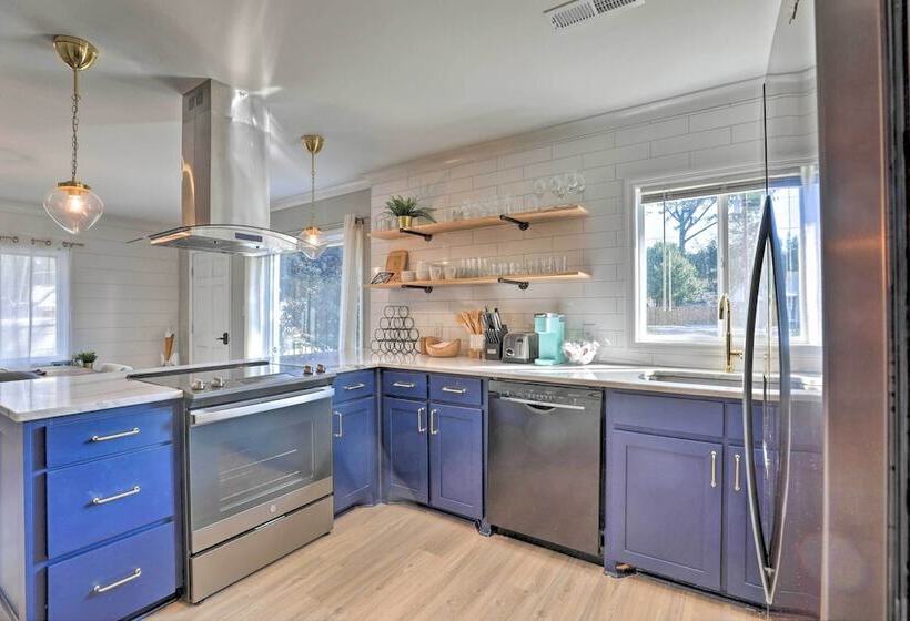 Chic Charleston Home Half Mile To Park Circle!