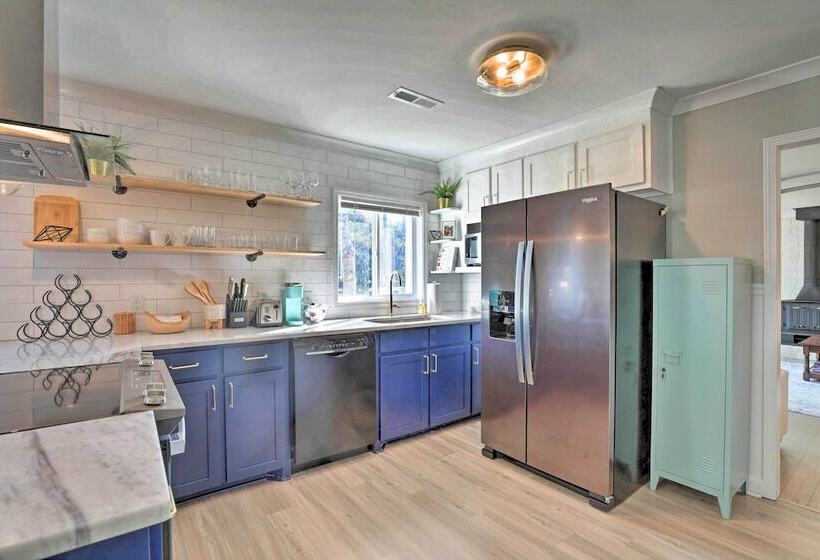 Chic Charleston Home Half Mile To Park Circle!