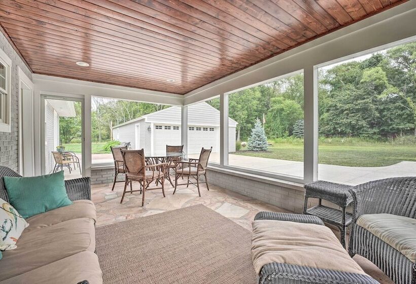 Chic Hideaway W/ Fire Pit < 2 Miles To Beach!