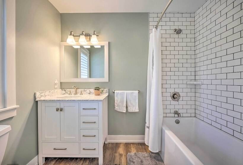 Chic Hideaway W/ Fire Pit < 2 Miles To Beach!