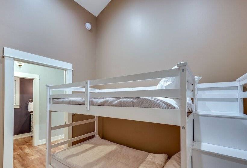 Chic Hideaway W/ Fire Pit < 2 Miles To Beach!