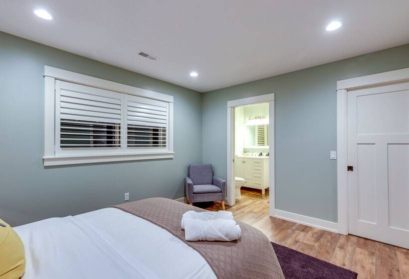 Chic Hideaway W/ Fire Pit < 2 Miles To Beach!