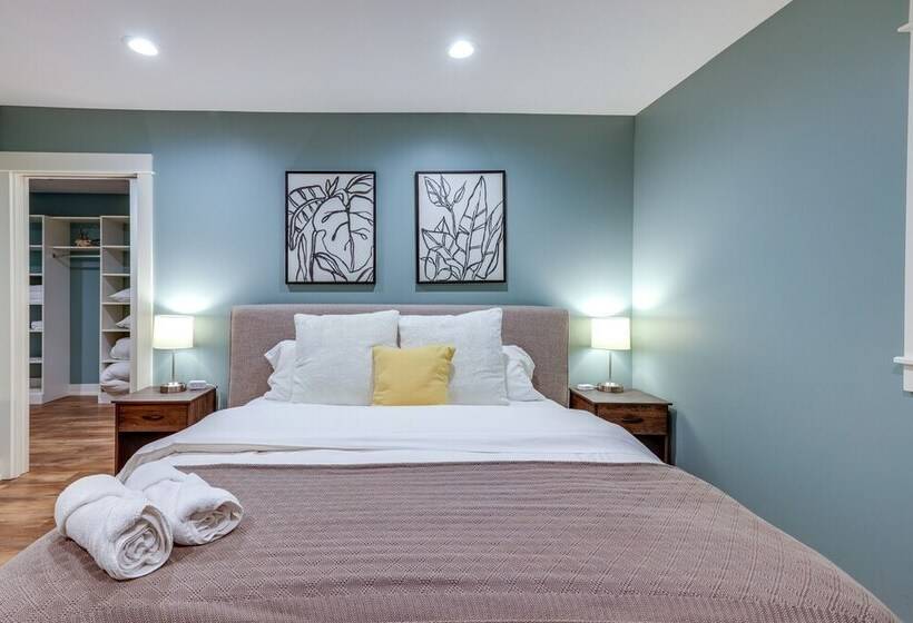 Chic Hideaway W/ Fire Pit < 2 Miles To Beach!