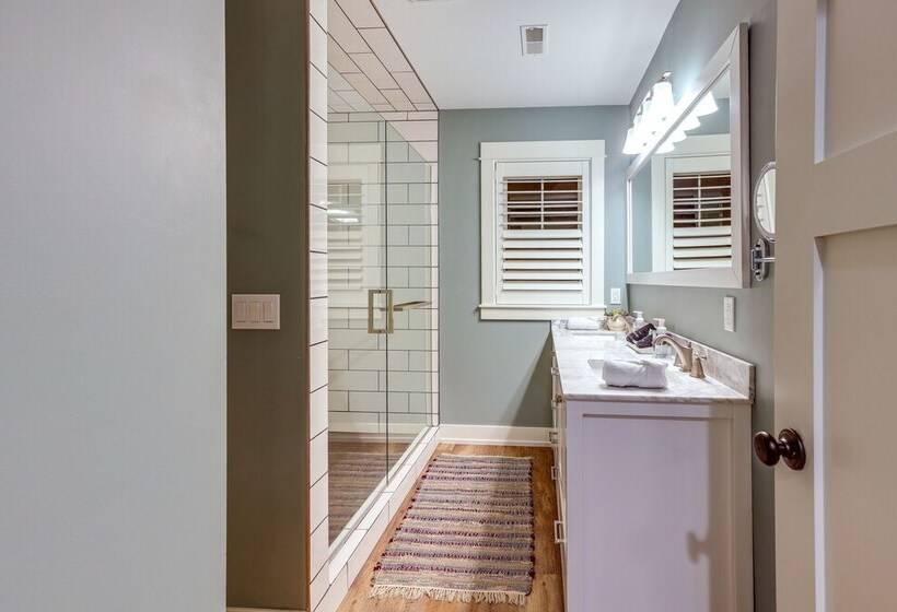 Chic Hideaway W/ Fire Pit < 2 Miles To Beach!