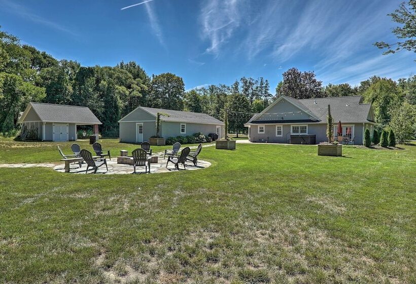 Chic Hideaway W/ Fire Pit < 2 Miles To Beach!