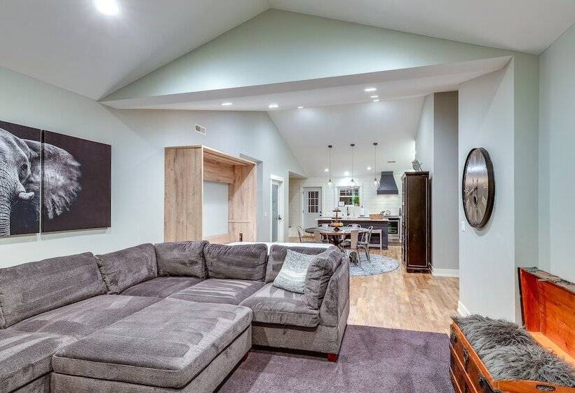 Chic Hideaway W/ Fire Pit < 2 Miles To Beach!