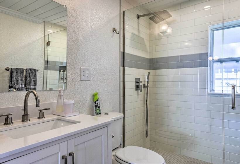 Chic Home W/ Fire Pit & Patio, Walk To Lake!