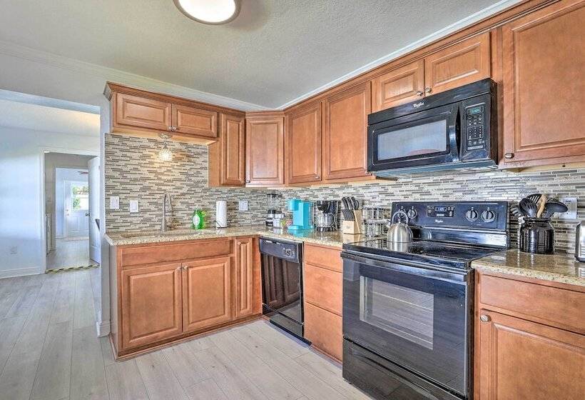 Chic Home W/ Fire Pit & Patio, Walk To Lake!