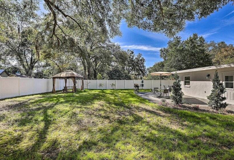 Chic Home W/ Fire Pit & Patio, Walk To Lake!