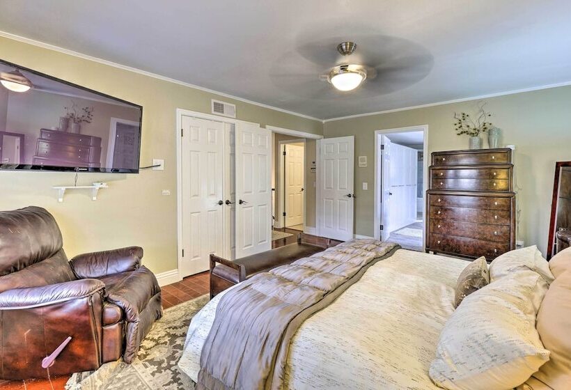 Chic Whittier Oasis: Private Pool, Hot Tub & Grill