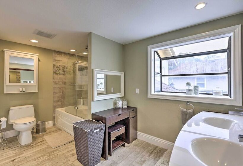 Chic Whittier Oasis: Private Pool, Hot Tub & Grill